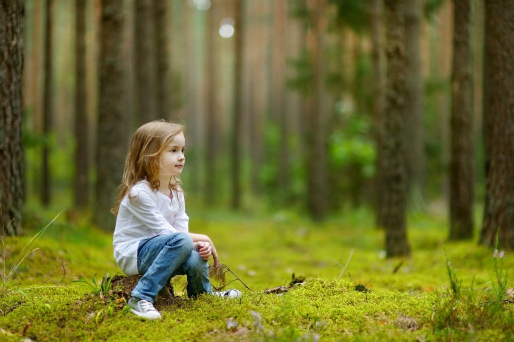 La petite fille dans la forêt magique.