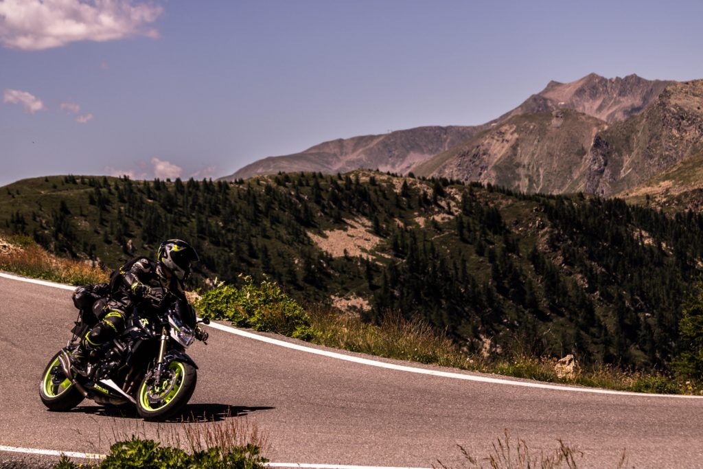 Reproduction d’un effet de vitesse avec un club de moto.